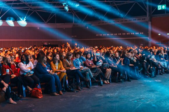 ¿Por Qué las Empresas Más Exitosas Están Invirtiendo en Experiencias Inmersivas y No en Eventos Tradicionales?