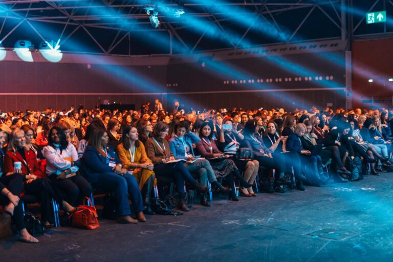 Actividad interactiva presentada por PLANNERZ LAB® durante una expo empresarial, destacando innovación en eventos y experiencias inmersivas para empresas