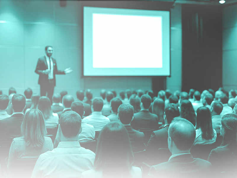 Ponente presentando en evento diseñado para posicionar una marca frente a clientes y medios estratégicos. Plannerz México