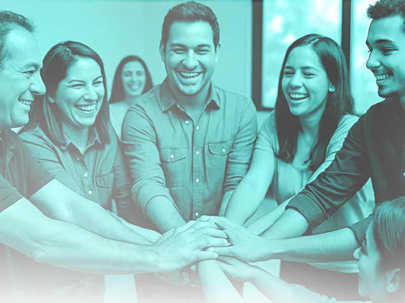 Fotografía de un grupo de empleados participando en una actividad al aire libre diseñada para fortalecer el trabajo en equipo y la comunicación. Plannerz México actividades de integracion empresarial
