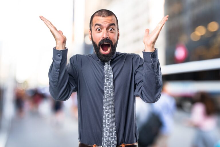 Empleados sorprendidos en la oficina al recibir el anuncio de un viaje de incentivo, como parte de una estrategia de motivación empresarial Plannerz