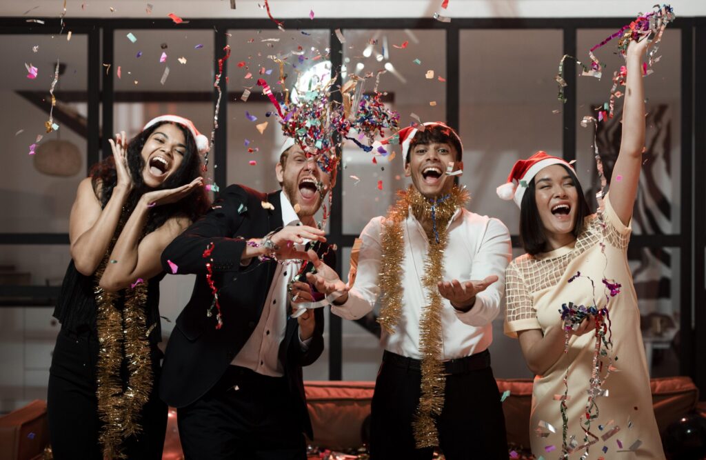 Equipo celebrando con brindis durante una fiesta de fin de año corporativa organizada por Plannerz en la Ciudad de México.