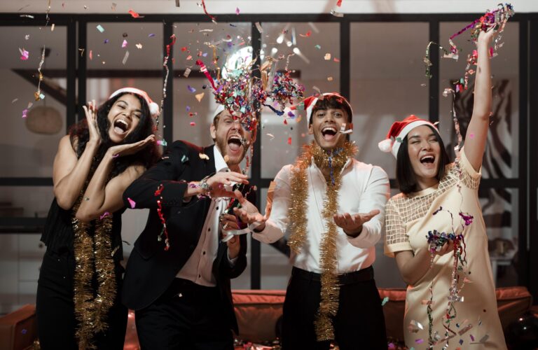 Equipo celebrando con brindis durante una fiesta de fin de año corporativa organizada por Plannerz en la Ciudad de México.