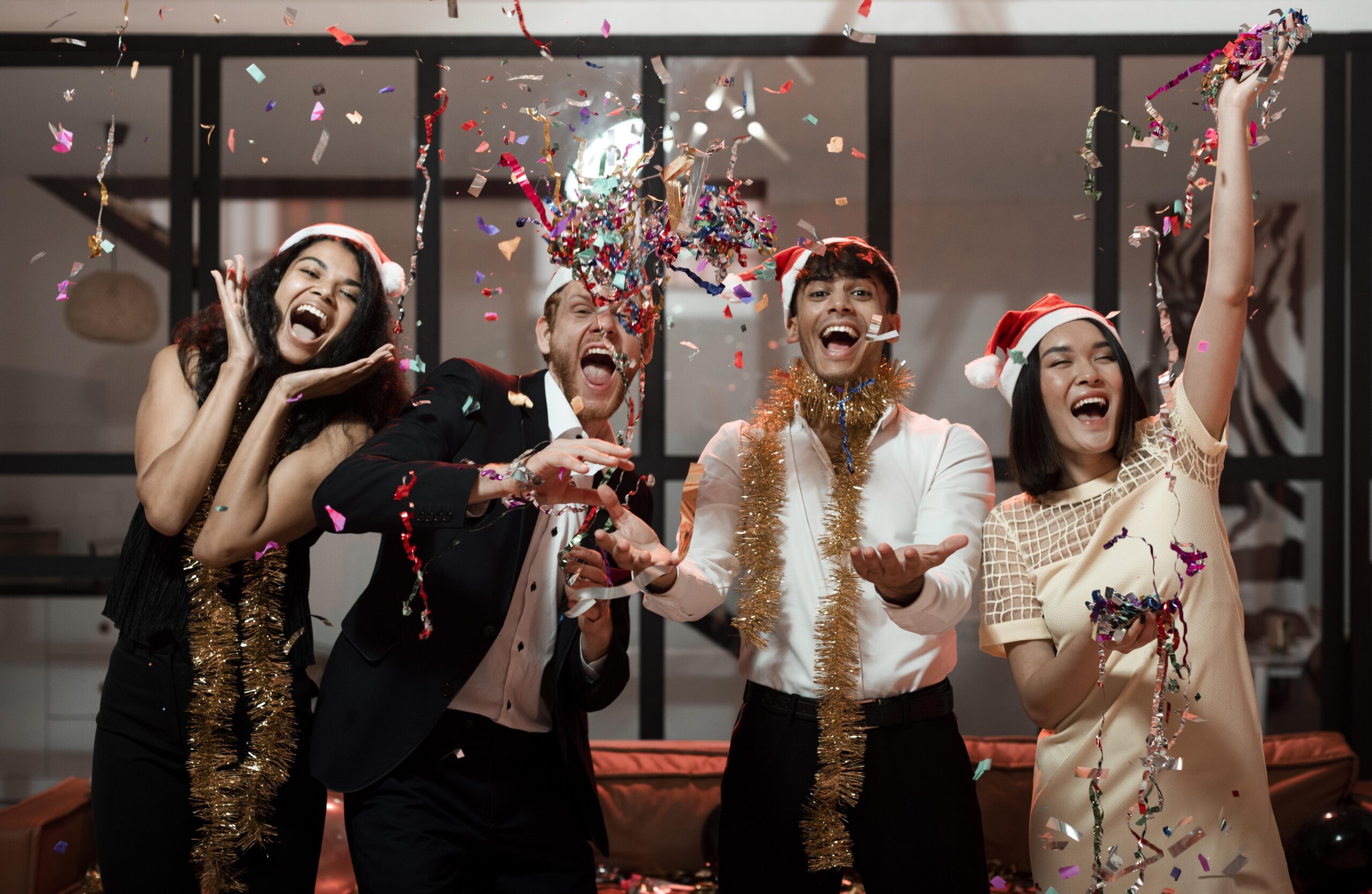 Equipo celebrando con brindis durante una fiesta de fin de año corporativa organizada por Plannerz en la Ciudad de México.