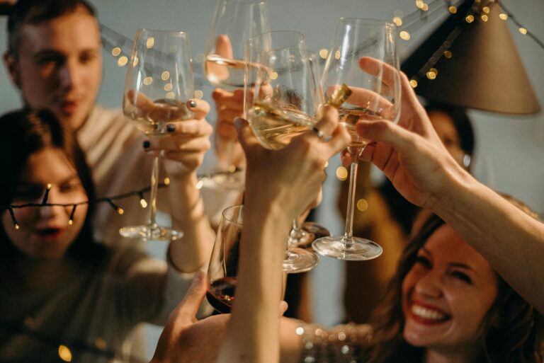 Equipo de trabajo celebrando con un brindis durante una fiesta de fin de año empresarial organizada por Plannerz en la Ciudad de México.