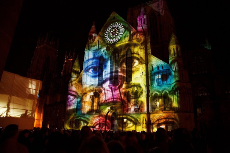 Video mapping 360° transformando un stand en activación BTL para marca corporativa en Ciudad de México.